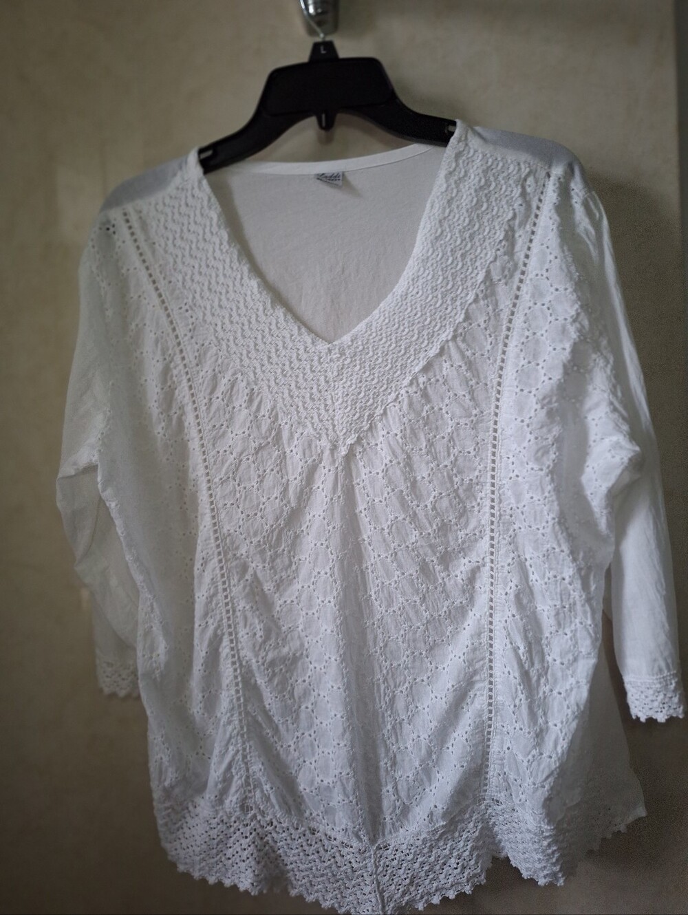 XL White Eyelette Tunic Top V-shaped Front 3/4 InSleeves